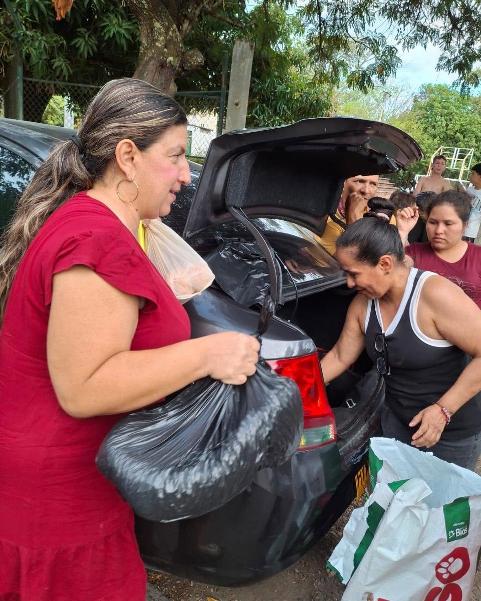 Entrega de ayudas a personas de comunidades afectadas por incendios
